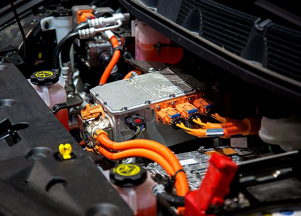 Batterie de voiture électrique en cours de recharge