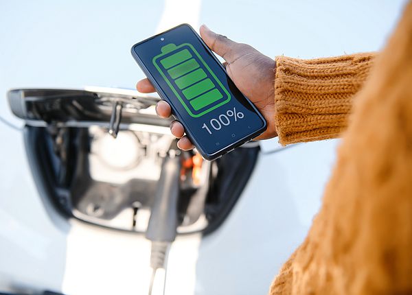 Recharge rapide voiture électrique avec contrôle par l'application du smartphone